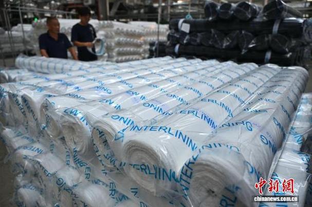 政和经济开发区的福建东侨新材料科技,工人在整理出口的产品